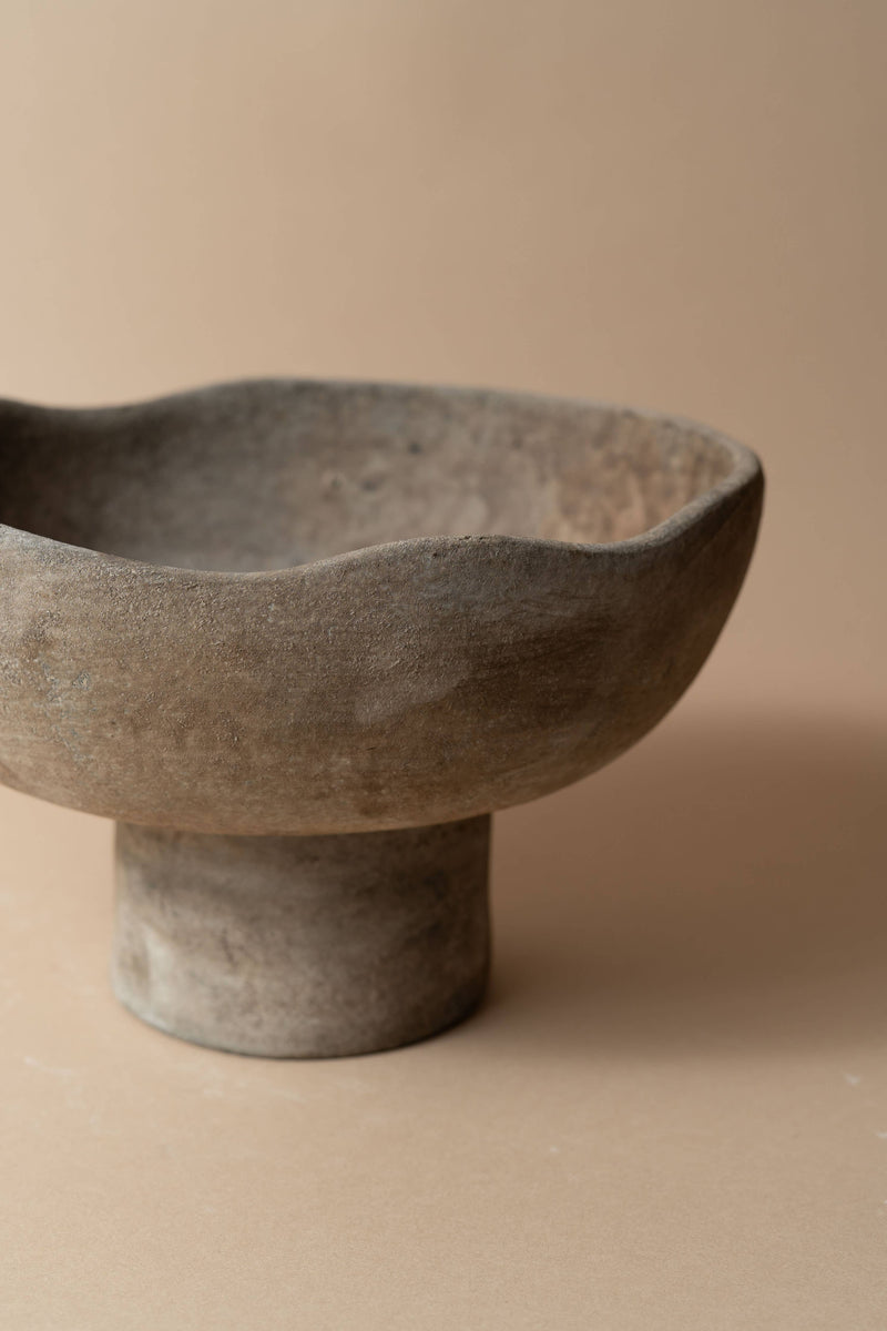 Terrakotta Schale mit abgerundeten Wänden in mattem taupe Farbton, ideal für Blumendekorationen.