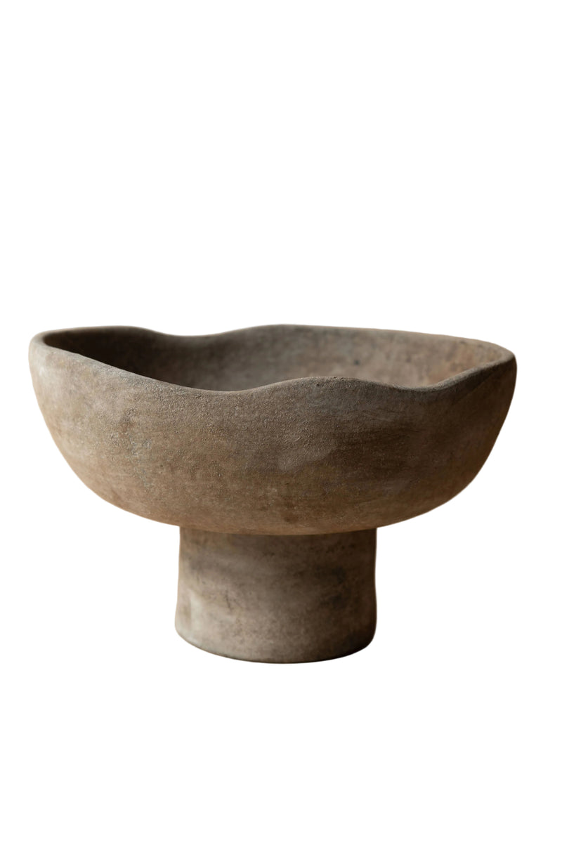 Terrakotta Schale mit abgerundeten Wänden in taupe, handgefertigt aus Bali, ideal für Blumendekorationen.