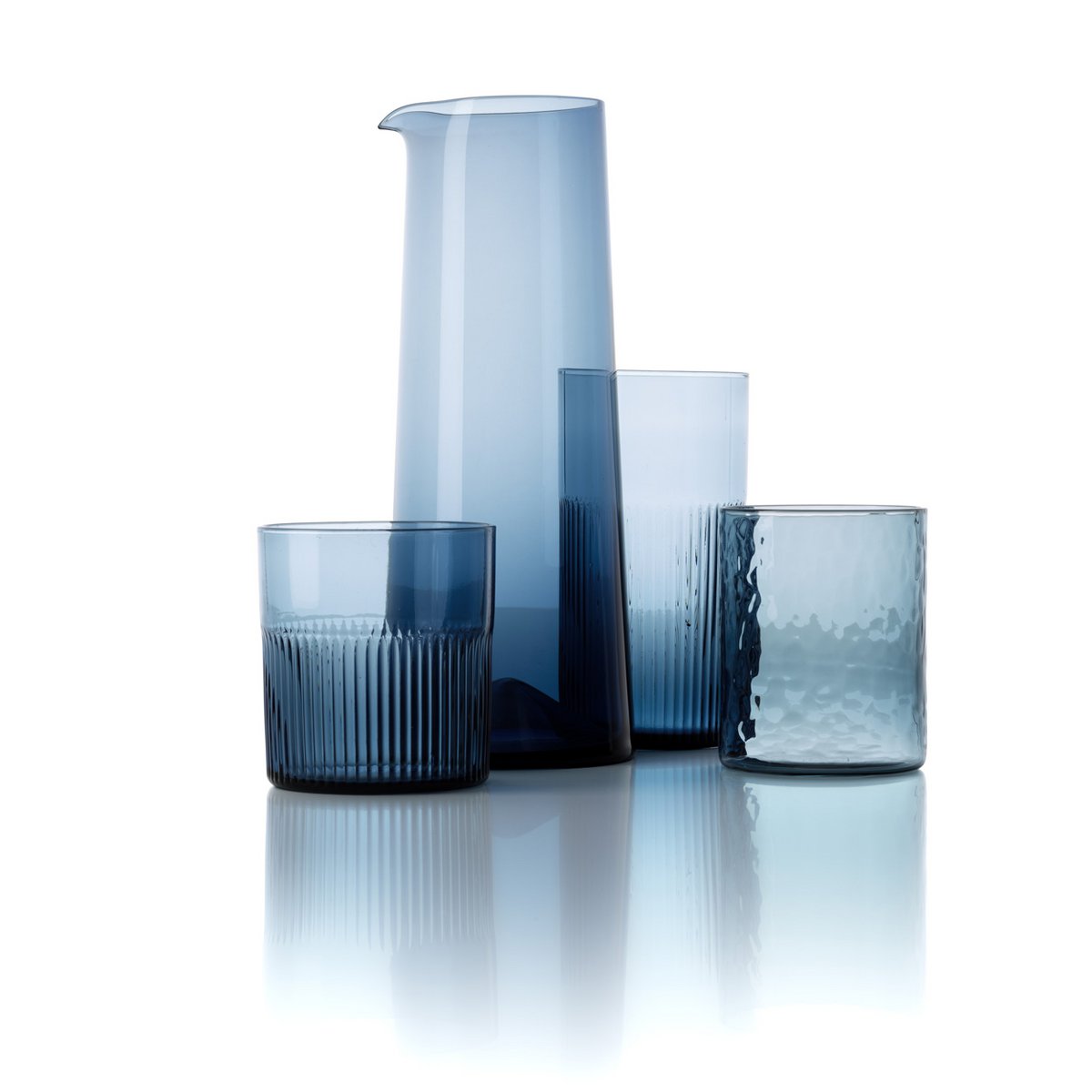 Trinkglas Azure Hammered – seitliche Ansicht
