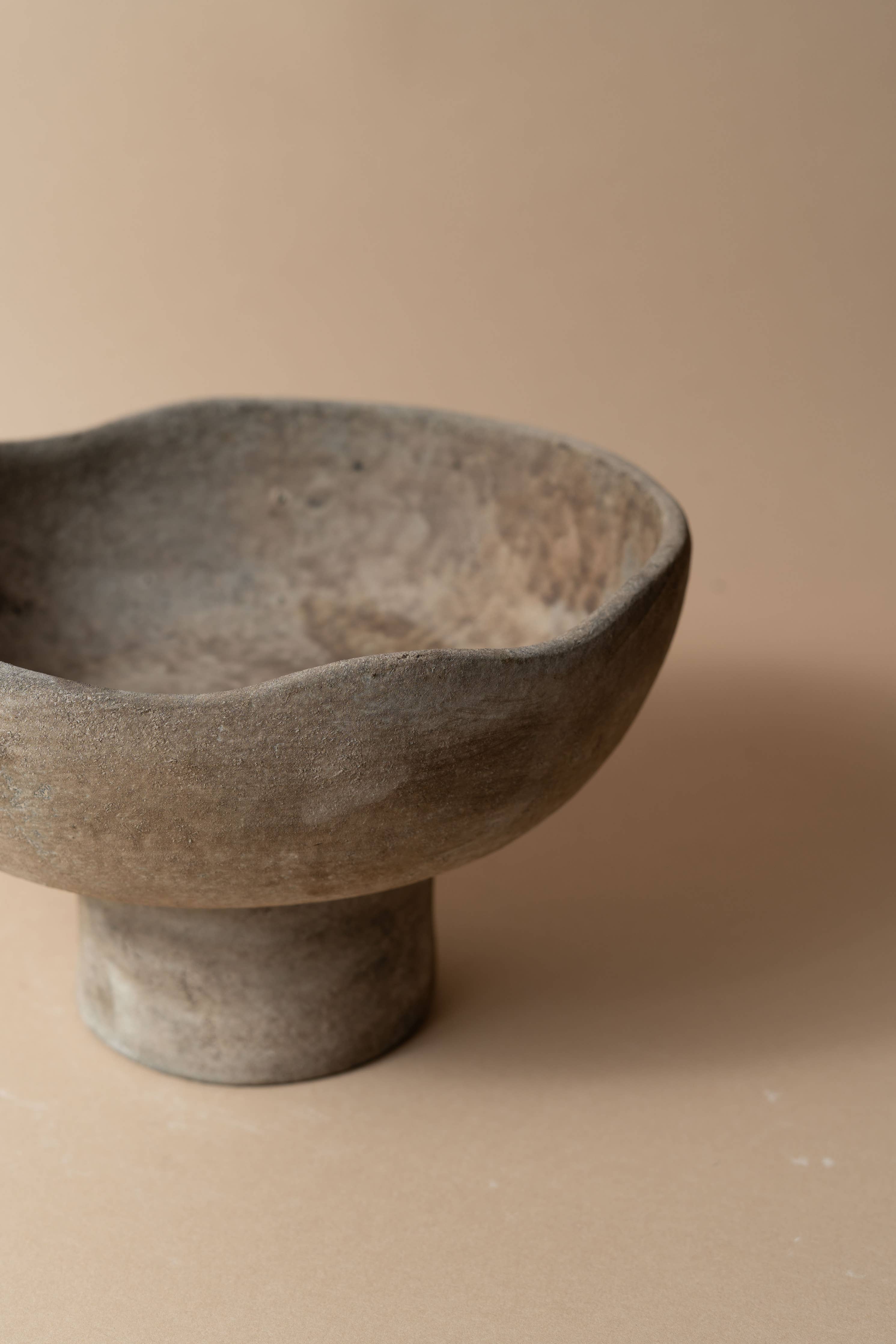 Terrakotta Schale mit abgerundeten Wänden in mattem taupe für Blumendekorationen.