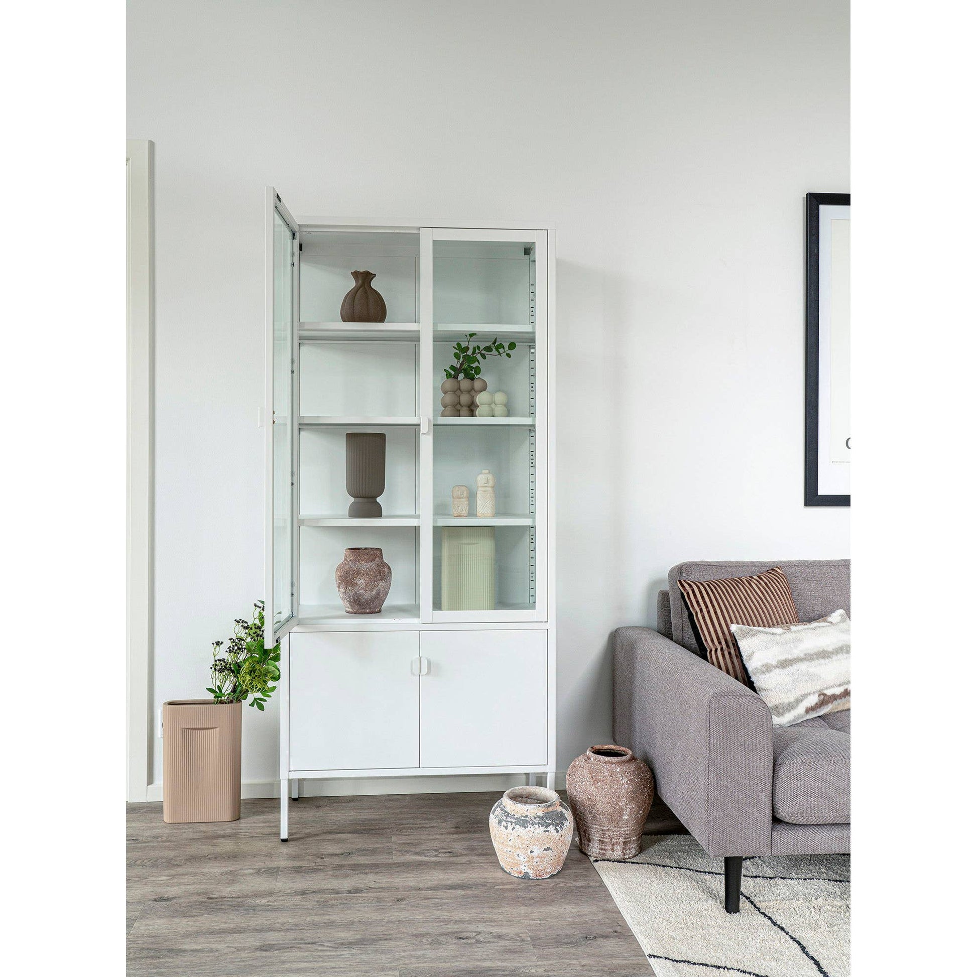 Deko Vase in Braun - Zylindrische Keramikvase mit elegantem, geripptem Design für moderne Wohnakzente.