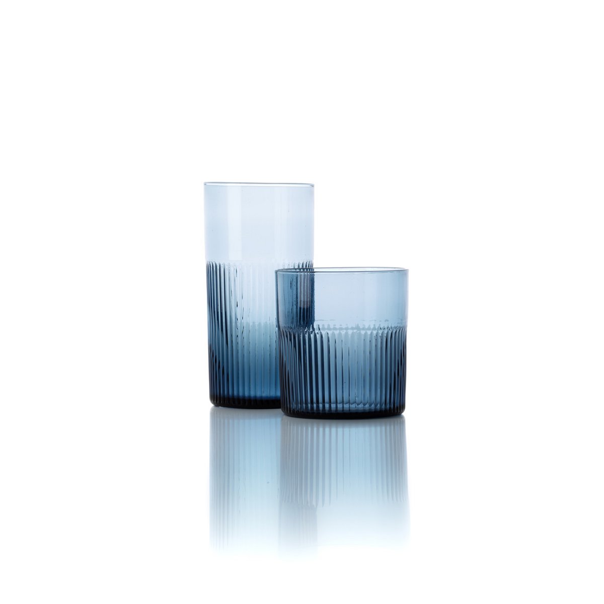 Trinkglas Azure Rippled – im Wohnraum arrangiert