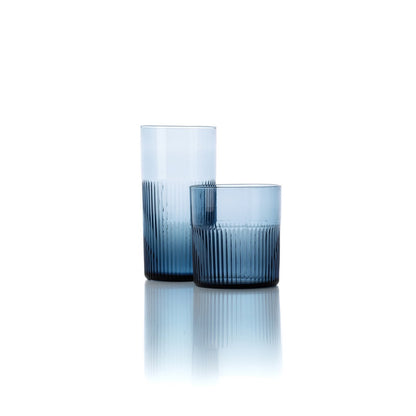 Trinkglas Azure Rippled – im Wohnraum arrangiert
