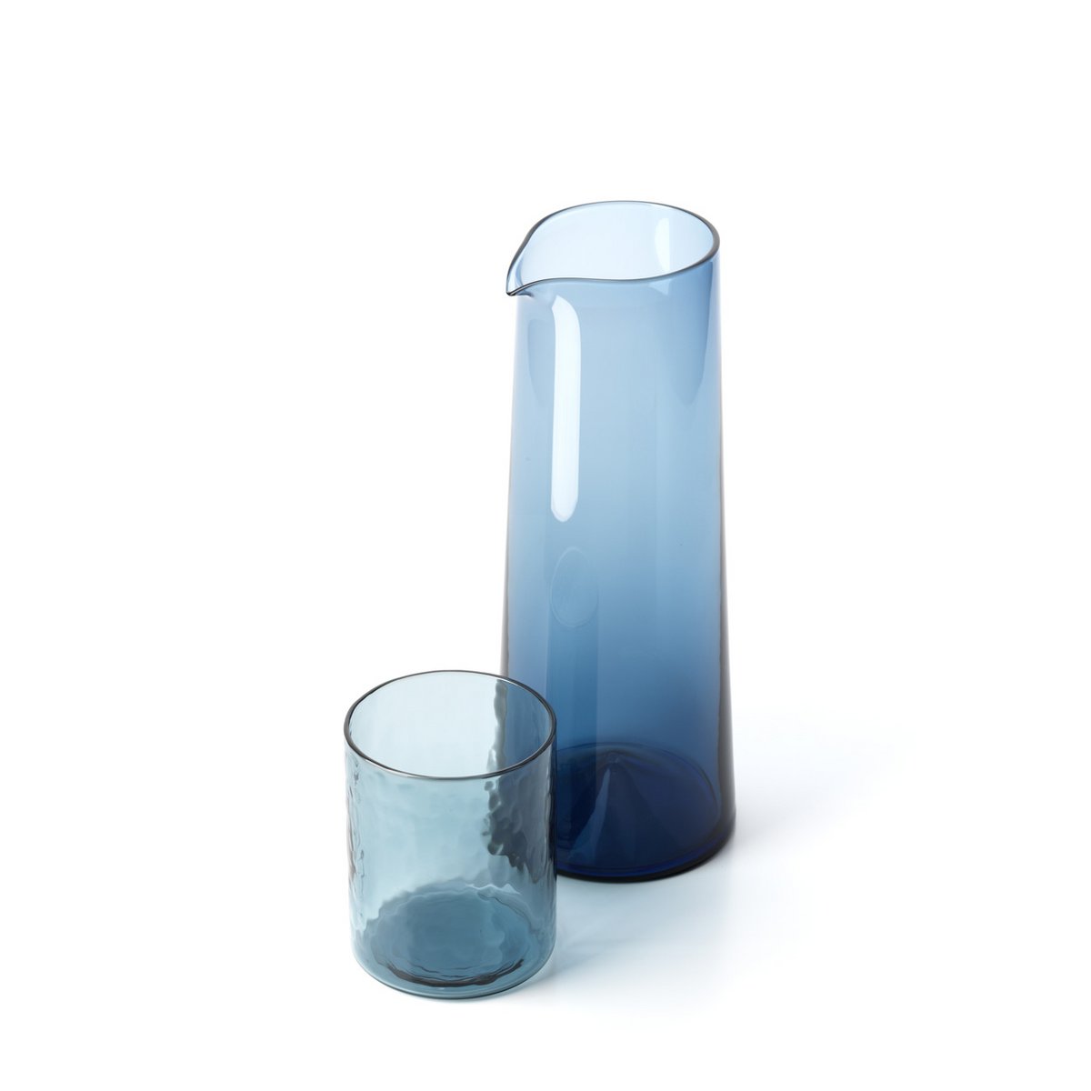 Trinkglas Azure Hammered – im Wohnraum arrangiert
